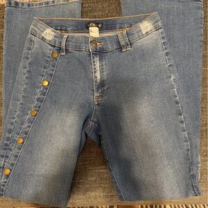 Women’s Size 6 Venus flare with Rived sides w snap medium wash jeans